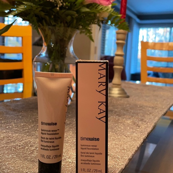 Timewise luminous wear liquid foundation. Ivory 4.
